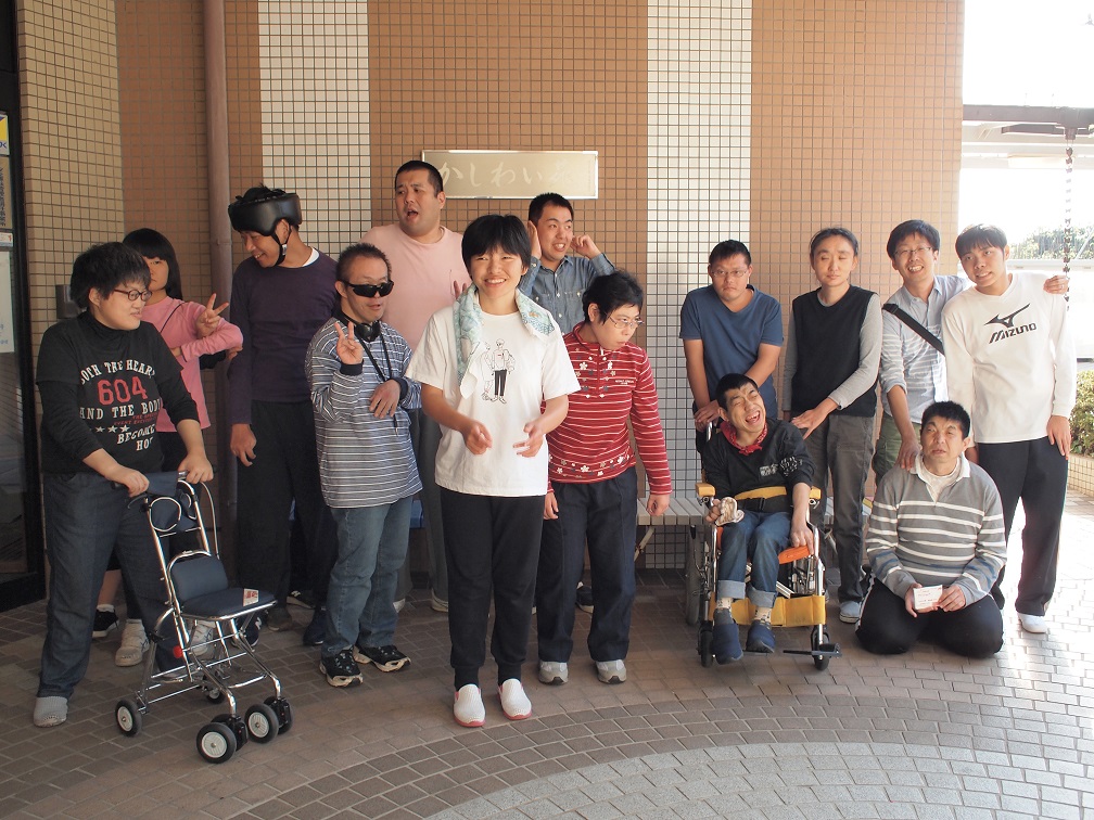 法人本部玄関での集合写真