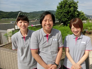 笑顔いっぱいの先輩たちです！