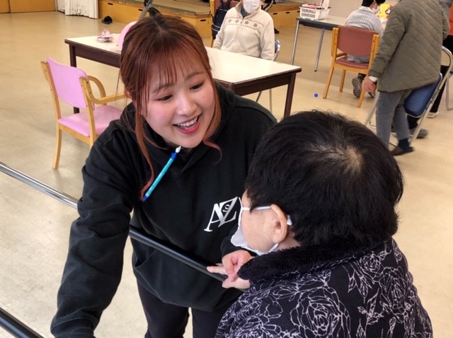 職員が利用者さんと会話をしているところ